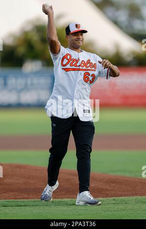 10 marzo 2023, Sarasota FL USA; il governatore del Maryland Wes Moore ha partecipato alla partita di oggi e ha gettato fuori il primo campo cerimoniale durante una primavera MLB traini Foto Stock