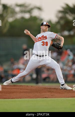 10 marzo 2023, Sarasota FL USA; Kyle Bradish (39), lanciatore di Baltimore Orioles, offre un campo durante un allenamento primaverile contro il Foto Stock