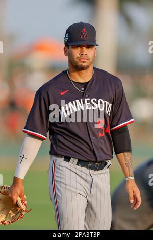 10 marzo 2023, Sarasota FL USA; l'infeelder dei Minnesota Twins Joel Ortega (54) si dirige al dugout durante un gioco di allenamento primaverile della MLB contro il Baltimore Foto Stock