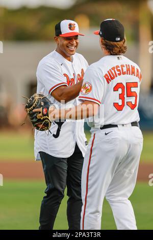 10 marzo 2023, Sarasota FL USA; il governatore del Maryland Wes Moore ha partecipato alla partita di oggi e scuote le mani con il catcher Baltimore Orioles Adley Rutschman (35) Foto Stock