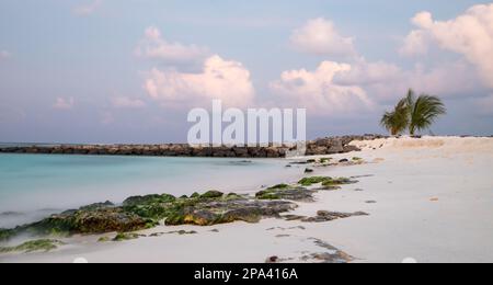 incredibile tramonto sulla spiaggia tropicale Foto Stock