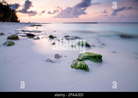 incredibile tramonto sulla spiaggia tropicale Foto Stock