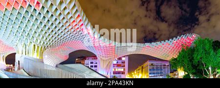 Panorama Vista notturna di Metropol Parasol in Plaza Encarnacion, Andalusia Siviglia Spagna architetto Jürgen Mayer Foto Stock