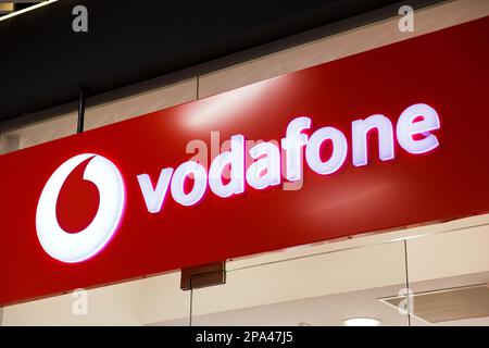 Sibiu, Romania - Maggio, 2 2022: Cartello con il logo Vodafone presso il negozio di fronte al Promenada Mall, uno dei più grandi centri commerciali di Sibiu Foto Stock