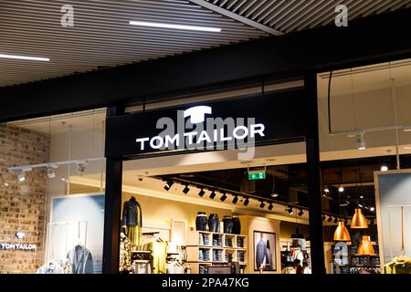 Sibiu, Romania - Maggio, 2 2022: Tom Tailor negozio di abbigliamento di fronte a Promenada Mall, uno dei più grandi centri commerciali di Sibiu. Tom Tailor è tedesco li Foto Stock