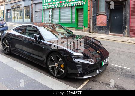 auto sportiva elettrica nera porsche Taycan Turbo S parcheggiata in strada a newcastle upon tyne Foto Stock