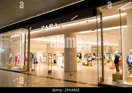 Sibiu, Romania - Maggio, 2 2022: Zara fashion store front in Promenada Mall, uno dei più grandi centri commerciali di Sibiu Foto Stock