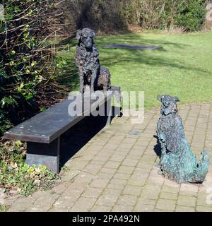 TWA Dugs, scultura in bronzo di due cani dell'artista Sally Matthews su Poets Path, Alloway, South Ayrshire, Scozia, Regno Unito Foto Stock