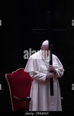 Città del Vaticano, Vaticano 10 aprile 2020. Papa Francesco presiede la Via Crucis (Via Crucis) del Venerdì Santo a S. Piazza Pietro durante il blocco Foto Stock