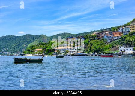 Barche da pesca e case nel quartiere di Jurujuba. La costa è abitata principalmente da pescatori. Foto Stock