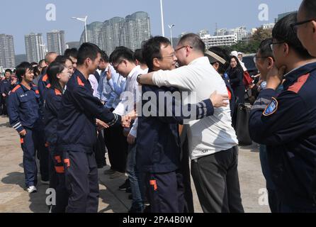 (230311) -- SANYA, 11 marzo 2023 (Xinhua) -- i ricercatori coinvolti nella missione di ricerca scientifica sono accolti dalle folle in attesa al loro arrivo a Sanya, nella Provincia Hainan della Cina meridionale, il 11 marzo 2023. La nave di ricerca scientifica cinese Tansuo-1 è tornata sabato nella città di Sanya, nella provincia hainan del sud della Cina, dopo aver completato la sua prima missione internazionale di ricerca scientifica subacquea nelle acque circostanti l'Oceania. La nave, che trasportava il sommergibile Fendouzhe (Striver), ha iniziato la sua missione nell'ottobre 2022. Viaggiò per 157 giorni e navigò per posta Foto Stock