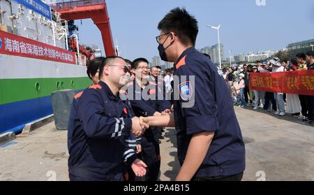 (230311) -- SANYA, 11 marzo 2023 (Xinhua) -- i ricercatori coinvolti nella missione di ricerca scientifica si stringono le mani con le folle in attesa al loro arrivo a Sanya, nella Provincia Hainan della Cina meridionale, il 11 marzo 2023. La nave di ricerca scientifica cinese Tansuo-1 è tornata sabato nella città di Sanya, nella provincia hainan del sud della Cina, dopo aver completato la sua prima missione internazionale di ricerca scientifica subacquea nelle acque circostanti l'Oceania. La nave, che trasportava il sommergibile Fendouzhe (Striver), ha iniziato la sua missione nell'ottobre 2022. Ha viaggiato per 157 giorni e ha navigato per mo Foto Stock