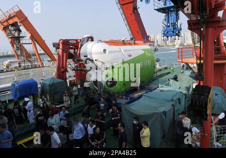 (230311) -- SANYA, 11 marzo 2023 (Xinhua) -- la nave di ricerca scientifica Tansuo-1, che trasporta il sommergibile sottomarino di mare profondo Fendouzhe (Striver), arriva a Sanya, nella provincia Hainan della Cina meridionale, il 11 marzo 2023. La nave di ricerca scientifica cinese Tansuo-1 è tornata sabato nella città di Sanya, nella provincia hainan del sud della Cina, dopo aver completato la sua prima missione internazionale di ricerca scientifica subacquea nelle acque circostanti l'Oceania. La nave, che trasportava il sommergibile Fendouzhe (Striver), ha iniziato la sua missione nell'ottobre 2022. Ha viaggiato per 157 giorni e ha navigato più tha Foto Stock