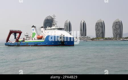 (230311) -- SANYA, 11 marzo 2023 (Xinhua) -- la nave di ricerca scientifica Tansuo-1, che trasporta il sommergibile sottomarino di mare profondo Fendouzhe (Striver), arriva a Sanya, nella provincia Hainan della Cina meridionale, il 11 marzo 2023. La nave di ricerca scientifica cinese Tansuo-1 è tornata sabato nella città di Sanya, nella provincia hainan del sud della Cina, dopo aver completato la sua prima missione internazionale di ricerca scientifica subacquea nelle acque circostanti l'Oceania. La nave, che trasportava il sommergibile Fendouzhe (Striver), ha iniziato la sua missione nell'ottobre 2022. Ha viaggiato per 157 giorni e ha navigato più tha Foto Stock