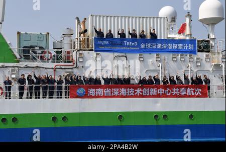 (230311) -- SANYA, 11 marzo 2023 (Xinhua) -- la nave di ricerca scientifica Tansuo-1, che trasporta il sommergibile sottomarino di mare profondo Fendouzhe (Striver), arriva a Sanya, nella provincia Hainan della Cina meridionale, il 11 marzo 2023. La nave di ricerca scientifica cinese Tansuo-1 è tornata sabato nella città di Sanya, nella provincia hainan del sud della Cina, dopo aver completato la sua prima missione internazionale di ricerca scientifica subacquea nelle acque circostanti l'Oceania. La nave, che trasportava il sommergibile Fendouzhe (Striver), ha iniziato la sua missione nell'ottobre 2022. Ha viaggiato per 157 giorni e ha navigato più tha Foto Stock