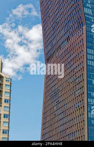 New York Midtown: The Copper, un alto edificio rivestito in rame e vetro, mostra una facciata ad angolo che ora è marrone, ma che si trasformerà in verdiris con il tempo. Foto Stock