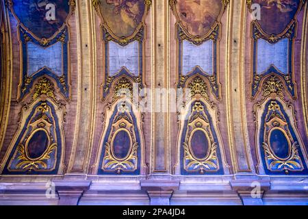 Dipinti e decorazioni nel soffitto interno del famoso edificio religioso. Chiesa di Santa Maria Maddalena, Lisbona, Portogallo Foto Stock