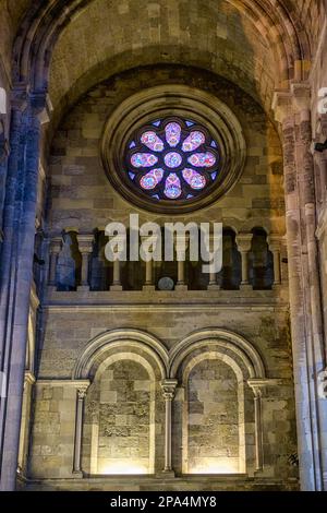 Vista interna del lucernario in vetro colorato dall'interno della se de Lisboa o della Cattedrale di Lisbona. Foto Stock