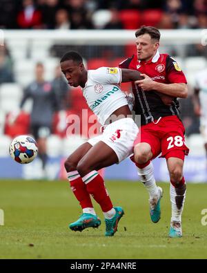 Josh Marsh di Stevenage applica pressione al Liam Gordon di Walsall durante la partita della Sky Bet League Two allo stadio Lamex di Stevenage. Data immagine: Sabato 11 marzo 2023. Foto Stock