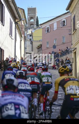 Il pacchetto di piloti raffigurati in azione durante la tappa 6 della gara ciclistica Tirreno-Adriatico, a 194 km da Osimo Stazione a Osimo, in Italia, sabato 11 marzo 2023. FOTO DI BELGA DIRK WAEM Credit: Agenzia Notizie di Belga/Alamy Live News Foto Stock