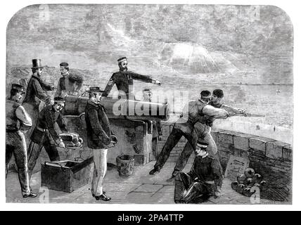 La Voluntary Artillery Company alla pratica delle armi sulla Torre martello a Hythe sul bordo della palude di Romney, nel distretto di Folkestone e Hythe, Kent, Inghilterra. Foto Stock