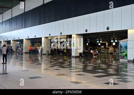 All'interno della spaziosa e aperta Area Check-in 1 per la compagnia aerea Canaryfly all'Aeroporto di Gran Canaria Foto Stock