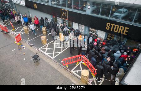 Swansea, sabato 11th marzo 2023, le persone fanno la coda fuori dalla sede di Au Vodka a Swansea, dove la compagnia di bevande offriva a £250 persone paganti un tatuaggio di una bottiglia della loro vodka. La gente ha viaggiato da tutto il Regno Unito per ottenere l'inchiostro sui loro corpi. Foto Stock