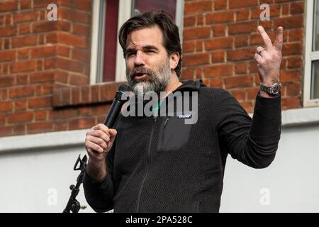 Londra, Regno Unito. 11 marzo 2023. L'attore, scrittore e attivista Rob Delaney parla in anticipo di una marcia da Tottenham Court Road a un rally a Westminster in un evento organizzato da SOS NHS. I dimostranti chiedono finanziamenti adeguati per l'NHS, la fine della privatizzazione e la retribuzione e le condizioni adeguate per il personale. Credit: Stephen Chung / Alamy Live News Foto Stock