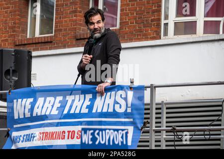 Londra, Regno Unito. 11 marzo 2023. L'attore, scrittore e attivista Rob Delaney parla in anticipo di una marcia da Tottenham Court Road a un rally a Westminster in un evento organizzato da SOS NHS. I dimostranti chiedono finanziamenti adeguati per l'NHS, la fine della privatizzazione e la retribuzione e le condizioni adeguate per il personale. Credit: Stephen Chung / Alamy Live News Foto Stock