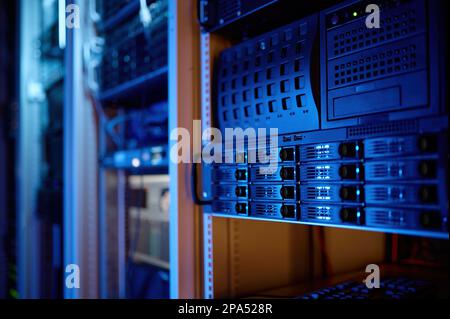 Primo piano del data center della sala server per il cloud computing Foto Stock