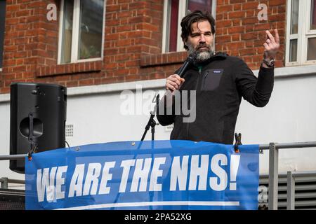 Londra, Regno Unito. 11 marzo 2023. L'attore, scrittore e attivista Rob Delaney parla in anticipo di una marcia da Tottenham Court Road a un rally a Westminster in un evento organizzato da SOS NHS. I dimostranti chiedono finanziamenti adeguati per l'NHS, la fine della privatizzazione e la retribuzione e le condizioni adeguate per il personale. Credit: Stephen Chung / Alamy Live News Foto Stock