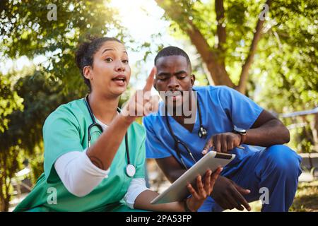 Veterinario, donna e intern che lavorano su tablet digitale in una fattoria, pianificazione e collaborazione in campagna. Vet, assistente e e online Foto Stock