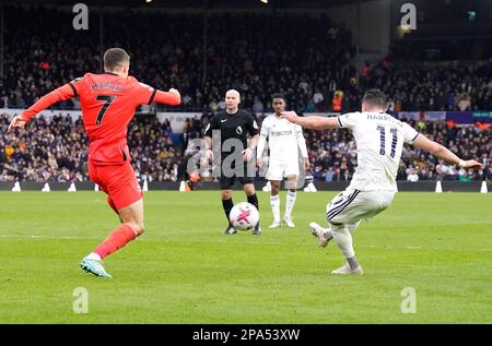 Jack Harrison (a destra) di Leeds United segna il secondo gol del gioco durante la partita della Premier League a Elland Road, Leeds. Data immagine: Sabato 11 marzo 2023. Foto Stock