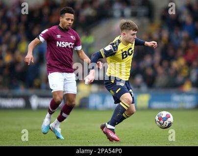 Korey Smith (a sinistra) della contea di Derby e Lewis Bate della contea di Oxford combattono per la palla durante la partita della Sky Bet League One al Kassam Stadium, Oxford. Data immagine: Sabato 11 marzo 2023. Foto Stock