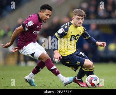 Korey Smith (a sinistra) della contea di Derby e Lewis Bate della contea di Oxford combattono per la palla durante la partita della Sky Bet League One al Kassam Stadium, Oxford. Data immagine: Sabato 11 marzo 2023. Foto Stock