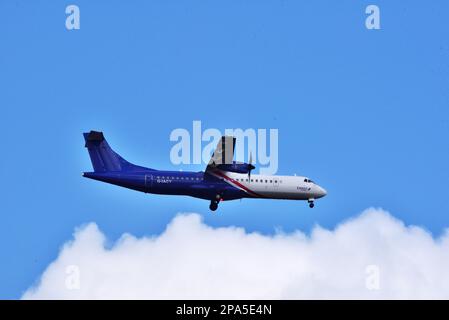 Eastern Airways ATR 72-600 G-IACY pratica manovre 'touch and go' all'aeroporto internazionale di Bournemouth il 7/5/22 Foto Stock