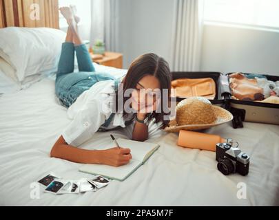 Letto, donna e libro per scrivere prima di viaggio, vacanza e avventura, diario e ricordi nella sua casa. camera da letto, giornale e ragazza scrivere note di Foto Stock