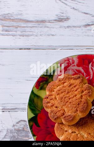 Biscotti in piattino su sfondo di legno bello yummy Foto Stock