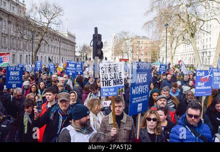 Londra, Inghilterra, Regno Unito. 11th Mar, 2023. Manifestanti fuori Downing Street. Migliaia di persone hanno marciato attraverso il centro di Londra a sostegno dei lavoratori dell'NHS e dell'NHS e per protestare contro la privatizzazione dell'NHS. (Credit Image: © Vuk Valcic/ZUMA Press Wire) SOLO PER USO EDITORIALE! Non per USO commerciale! Foto Stock