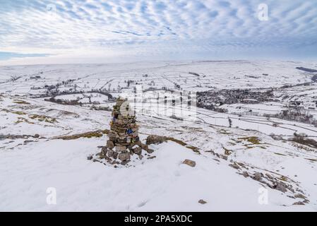 Cairn a Fremington nelle valli dello Yorkshire nella neve Foto Stock