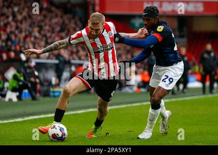 Oliver McBurnie #9 di Sheffield United e AmariÕi Bell #29 di Luton Town durante la partita del campionato Sky Bet di Sheffield United contro Luton Town a Bramall Lane, Sheffield, Regno Unito, 11th marzo 2023 (Foto di ben Early/News Images) Foto Stock