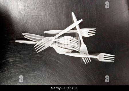 schema delle forcelle in plastica su fondo in acciaio graffiato Foto Stock