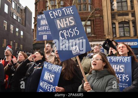 Londra, Inghilterra, Regno Unito. 11th Mar, 2023. I manifestanti tengono i cartelli al rally. Migliaia di persone hanno marciato nel centro di Londra nel 'SOS NHS National Rally' contro la privatizzazione e a sostegno dei lavoratori dell'NHS. I dimostranti chiedono un aumento delle retribuzioni per il personale sanitario e un adeguato finanziamento dell'NHS. (Credit Image: © Thomas Krych/ZUMA Press Wire) SOLO PER USO EDITORIALE! Non per USO commerciale! Foto Stock