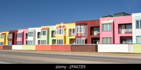 Galveston, Texas, USA - Febbraio 2023: Vista panoramica di una fila di appartamenti dai colori vivaci in tonalità pastello sul lungomare di Galveston Foto Stock