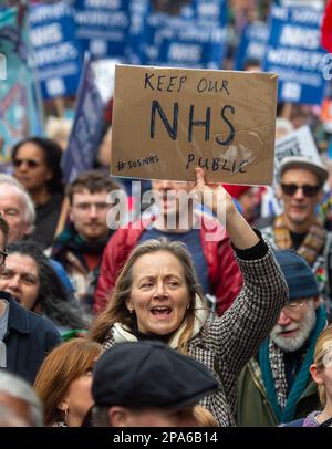 Londra, Inghilterra, Regno Unito. 11th Mar, 2023. Migliaia di persone marciano a Whitehall a Save la nostra manifestazione nazionale NHS a Londra. (Credit Image: © Tayfun Salci/ZUMA Press Wire) SOLO PER USO EDITORIALE! Non per USO commerciale! Foto Stock
