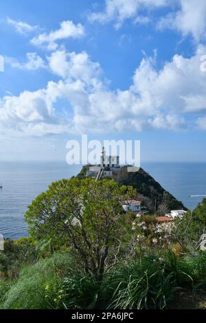 Il faro di Capo Miseno e, sullo sfondo, l'isola di Capri. Foto Stock