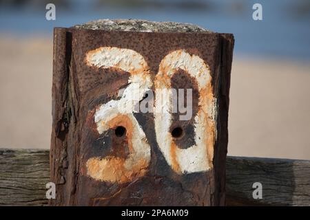 Numero trenta su un groyne sulla spiaggia a Horsey Gap, Norfolk, Inghilterra, Regno Unito Foto Stock