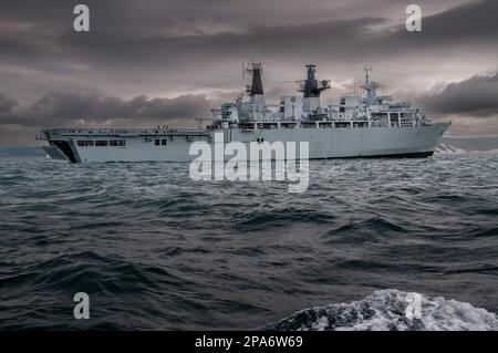 La nave d'assalto anfibio HMS Bulwark in mare nella Manica Foto Stock