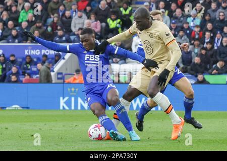 Patson Daka di Leicester City è sfidato dal Kalidou Koulibaly di Chelsea durante la prima metà della partita della Premier League tra Leicester City e Chelsea al King Power Stadium di Leicester sabato 11th marzo 2023. (Foto: John Cripps | NOTIZIE MI) Credit: NOTIZIE MI & Sport /Alamy Live News Foto Stock