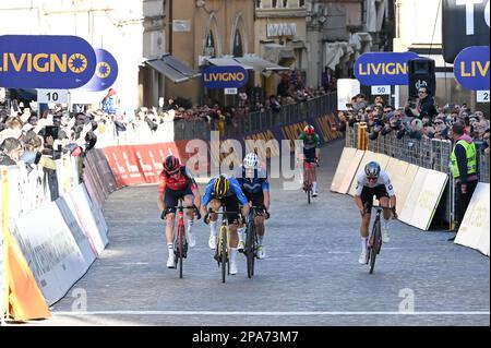 Osimo, Italia. 11th Mar, 2023. Sprint durante la 6 tappa - Osimo Stazione - Osimo, Ciclismo Tirreno Adriatico a Osimo, Marzo 11 2023 Credit: Independent Photo Agency/Alamy Live News Foto Stock